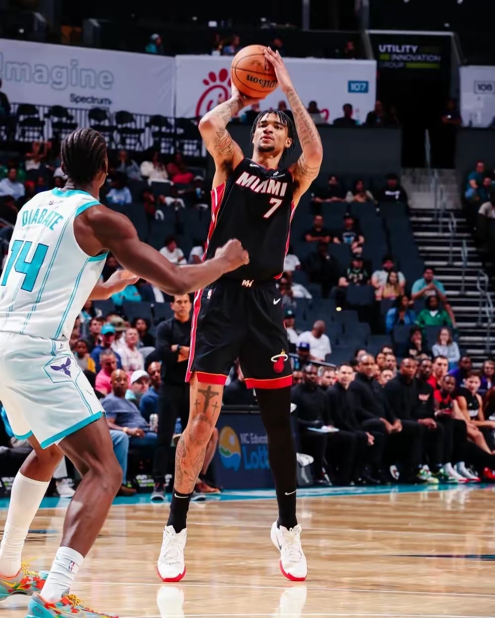 关于转折点！多伦多猛龙再遭质疑，NBA常规赛窗口期攻防权衡，压力陡增，年轻球员得到机会的信息