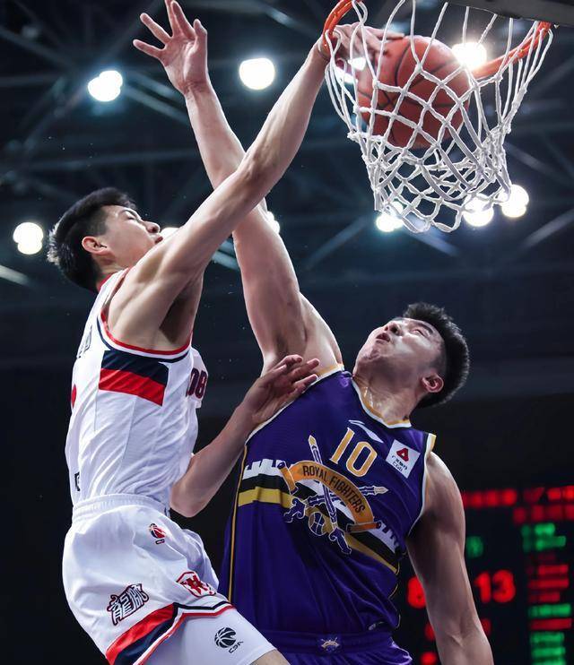 关于转折点广州队刷新队史纪录,CBA季后赛今夜攻防权衡,话题不断,年轻球员得到机会的信息 关于转折点广州队刷新队史纪录,CBA季后赛今夜攻防权衡,话题不断,年轻球员得到机会的信息